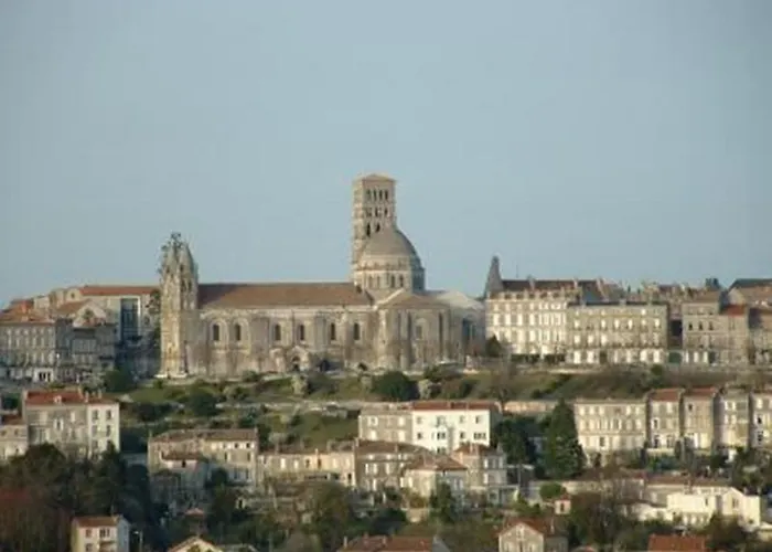 Отель Des Pyrenees Ангулем