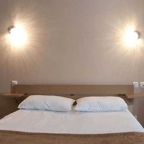 Des Pyrenees Отель Ангулем